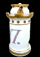 Veilleuse-tisaniera in porcellana con forma a torretta e data 1827