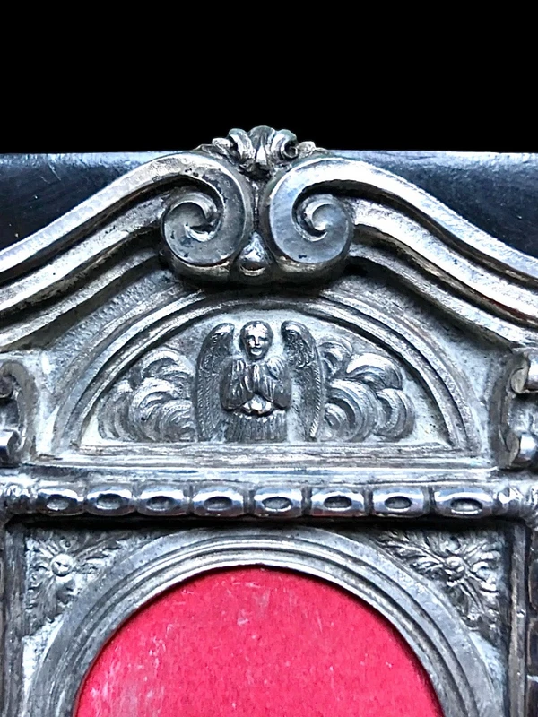 "Pace-edicola" in embossed silver with a lapis lazuli inlay.