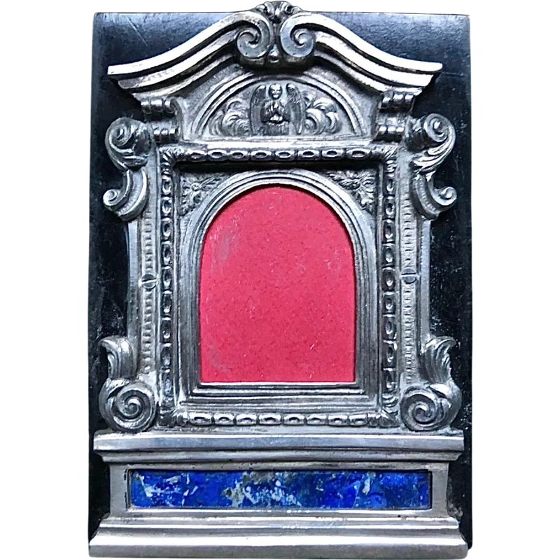 "Pace-edicola" in embossed silver with a lapis lazuli inlay.