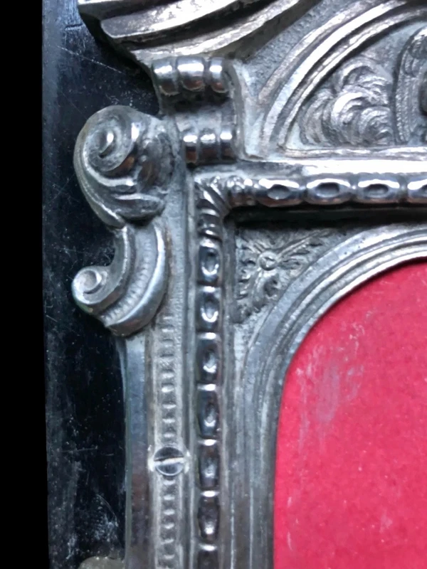 "Pace-edicola" in embossed silver with a lapis lazuli inlay.