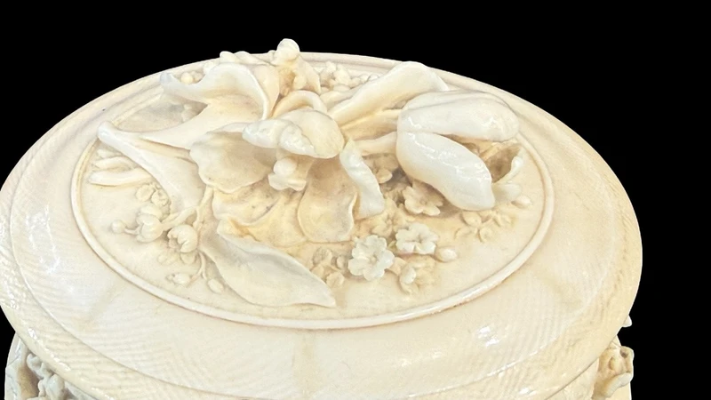 Boîte ovale en ivoire, ornée de motifs végétaux et floraux en bas-relief.