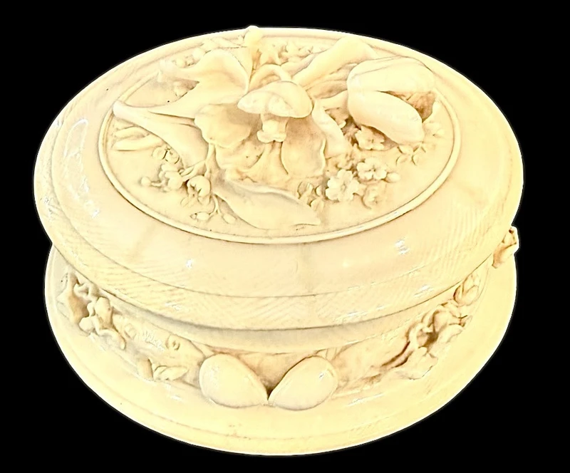 Boîte ovale en ivoire, ornée de motifs végétaux et floraux en bas-relief.