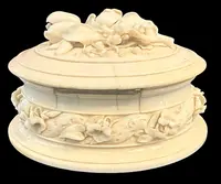 Boîte ovale en ivoire, ornée de motifs végétaux et floraux en bas-relief.