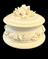 Boîte ovale en ivoire, ornée de motifs végétaux et floraux en bas-relief.