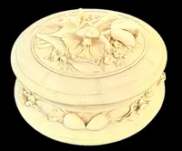 Boîte ovale en ivoire, ornée de motifs végétaux et floraux en bas-relief.