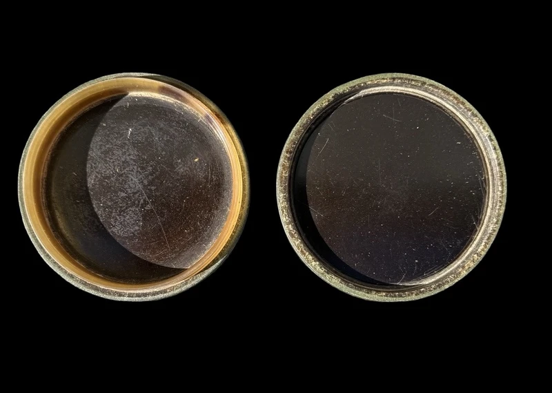 Small tobacco box made of resin and horn