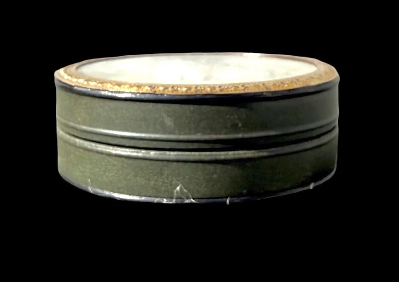 Small tobacco box made of resin and horn
