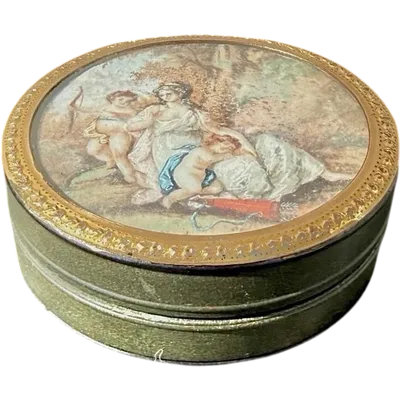 Small tobacco box made of resin and horn