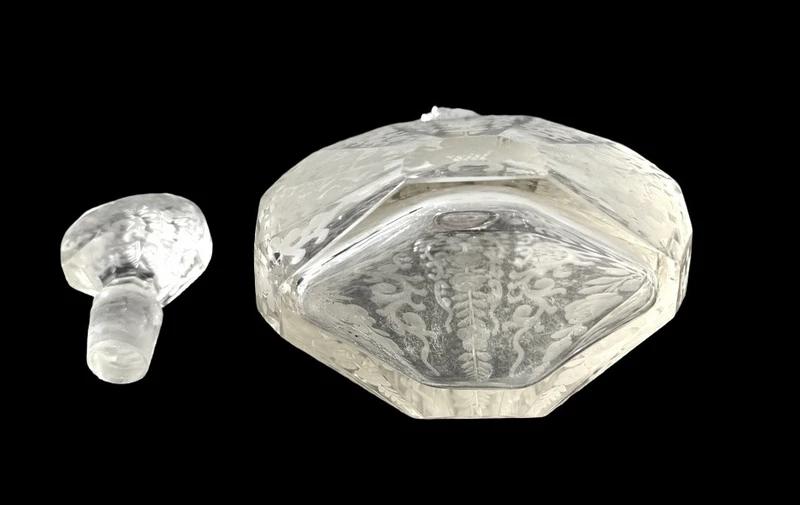 Small octagonal-shaped perfume bottle made of cut crystal