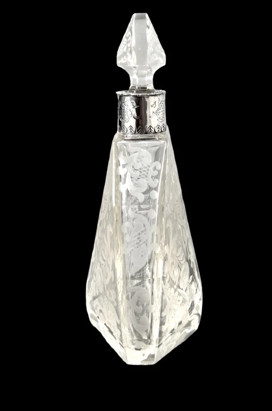 Small octagonal-shaped perfume bottle made of cut crystal