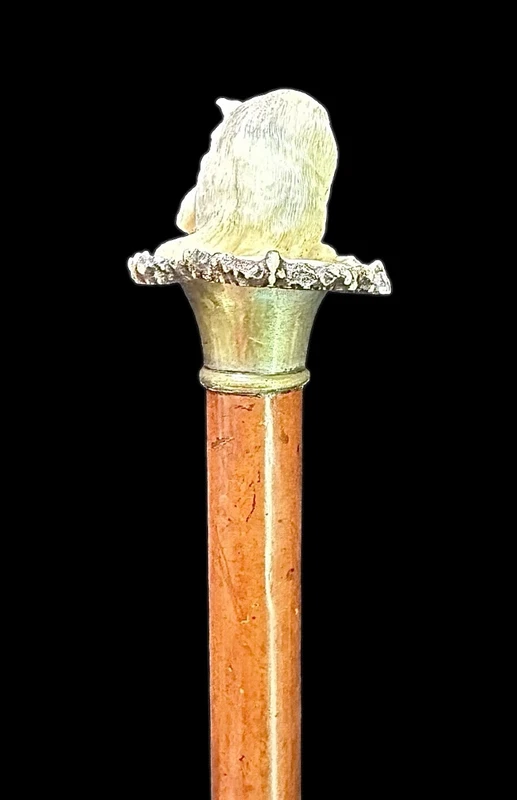 Walking stick with a deer antler knob depicting a cat playing with a ball of yarn.