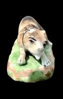 Sculpture en porcelaine polychrome représentant un chien allongé sur un tapis d'herbe. Jacob Petit