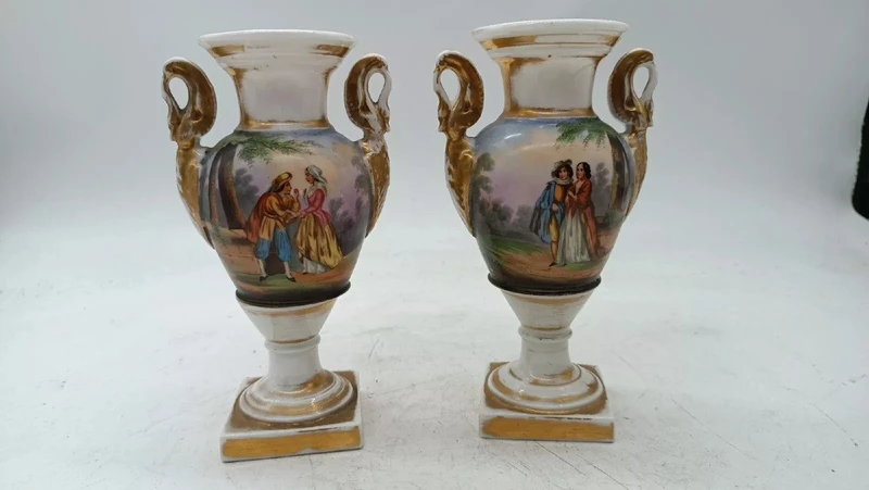 Paire de vases anciens en porcelaine décorés, style Empire français