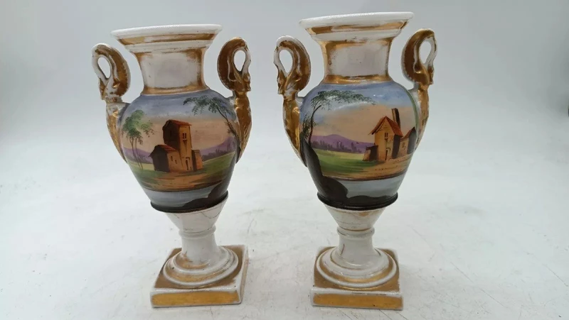 Paire de vases anciens en porcelaine décorés, style Empire français