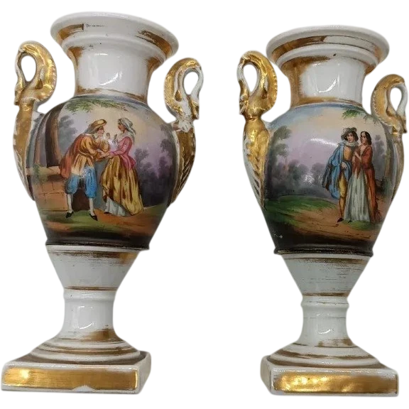 Paire de vases anciens en porcelaine décorés, style Empire français