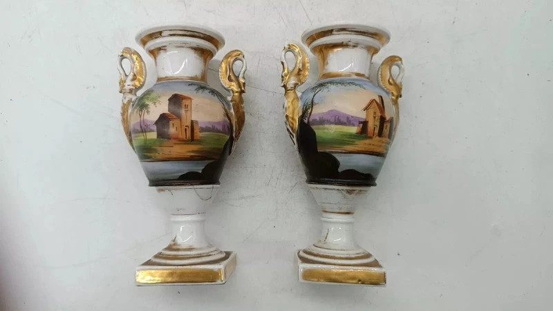 Paire de vases anciens en porcelaine décorés, style Empire français
