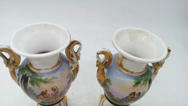 Paire de vases anciens en porcelaine décorés, style Empire français