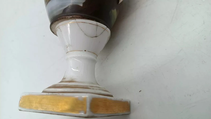 Paire de vases anciens en porcelaine décorés, style Empire français