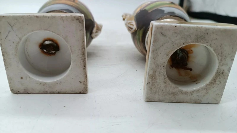 Paire de vases anciens en porcelaine décorés, style Empire français