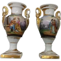 Paire de vases anciens en porcelaine décorés, style Empire français