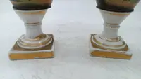 Paire de vases anciens en porcelaine décorés, style Empire français