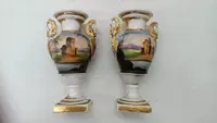 Paire de vases anciens en porcelaine décorés, style Empire français