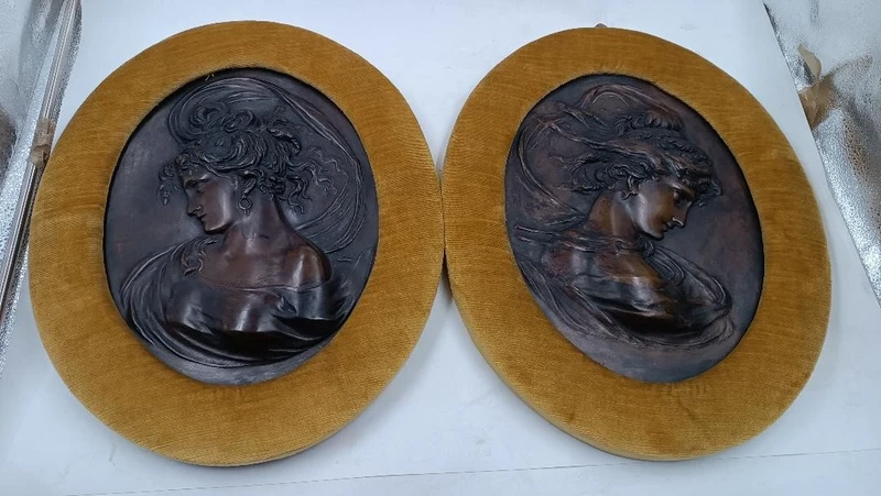 Coppia di sbalzi in bronzo liberty volti femminili