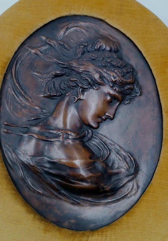 Coppia di sbalzi in bronzo liberty volti femminili