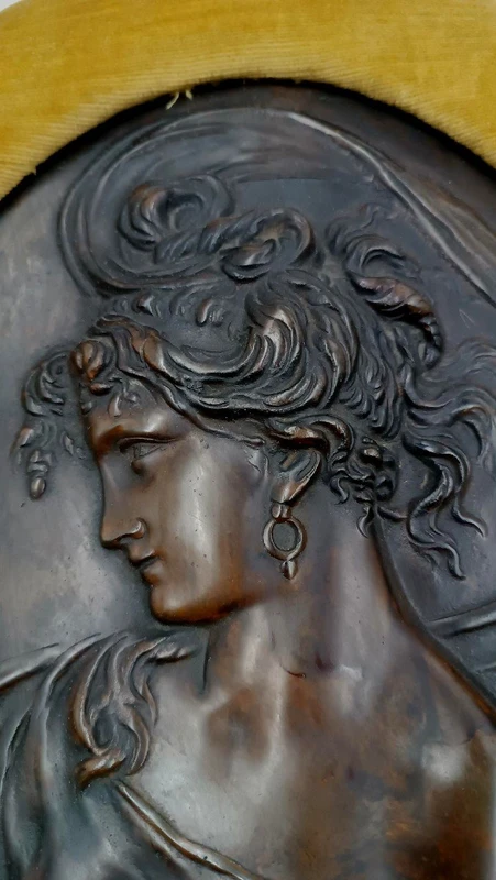 Coppia di sbalzi in bronzo liberty volti femminili