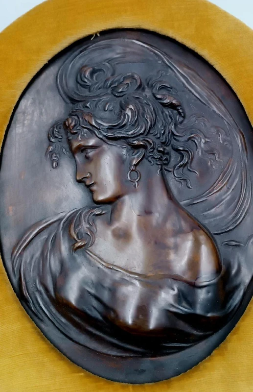 Coppia di sbalzi in bronzo liberty volti femminili