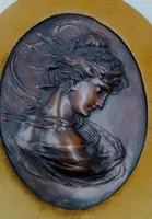 Coppia di sbalzi in bronzo liberty volti femminili