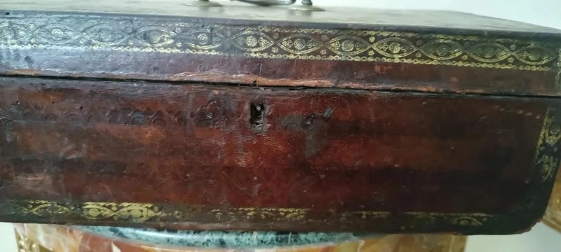 Cofanetto , Bauletto , rivestito in pelle decorato . XVII secolo