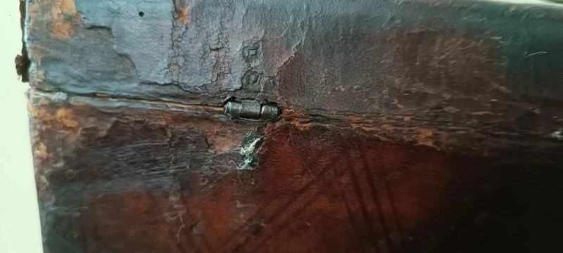 Cofanetto , Bauletto , rivestito in pelle decorato . XVII secolo