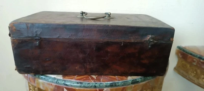 Cofanetto , Bauletto , rivestito in pelle decorato . XVII secolo