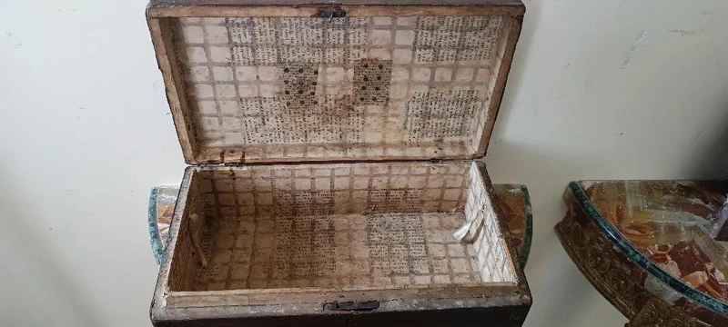 Cofanetto , Bauletto , rivestito in pelle decorato . XVII secolo