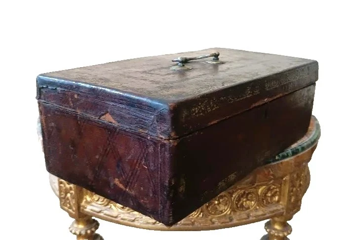 Cofanetto , Bauletto , rivestito in pelle decorato . XVII secolo