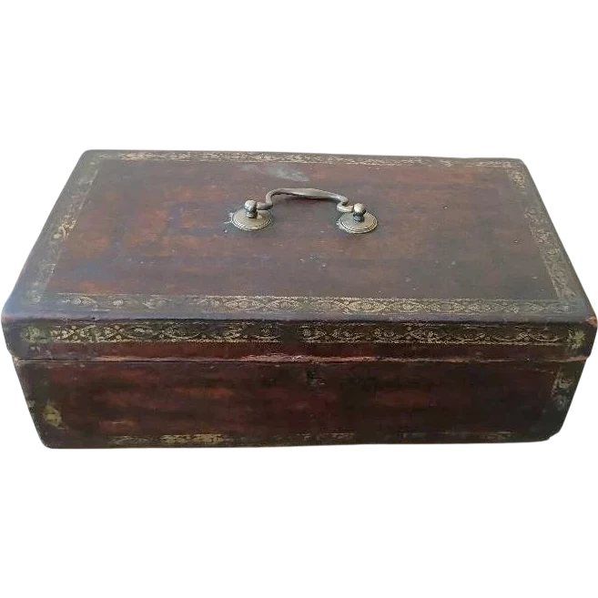 Cofanetto , Bauletto , rivestito in pelle decorato . XVII secolo