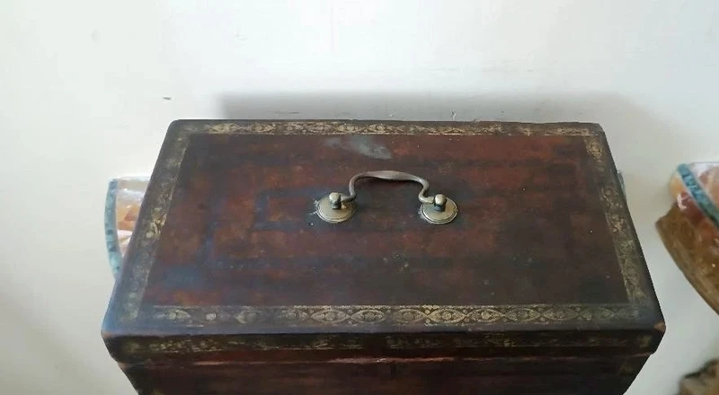 Cofanetto , Bauletto , rivestito in pelle decorato . XVII secolo