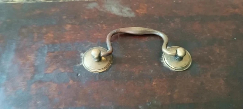 Cofanetto , Bauletto , rivestito in pelle decorato . XVII secolo