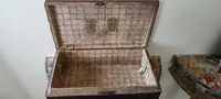 Cofanetto , Bauletto , rivestito in pelle decorato . XVII secolo