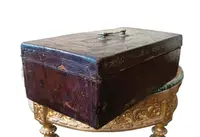 Cofanetto , Bauletto , rivestito in pelle decorato . XVII secolo
