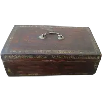 Cofanetto , Bauletto , rivestito in pelle decorato . XVII secolo