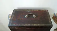 Cofanetto , Bauletto , rivestito in pelle decorato . XVII secolo