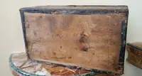 Cofanetto , Bauletto , rivestito in pelle decorato . XVII secolo