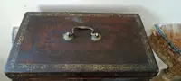 Cofanetto , Bauletto , rivestito in pelle decorato . XVII secolo