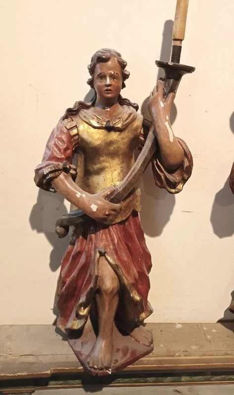Paire ancienne d'anges porte-rideaux en bois polychrome du XVIIe SIÈCLE