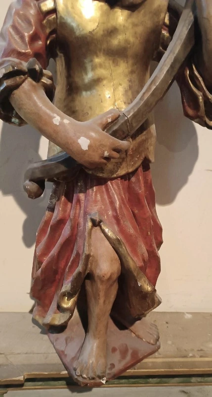 Paire ancienne d'anges porte-rideaux en bois polychrome du XVIIe SIÈCLE