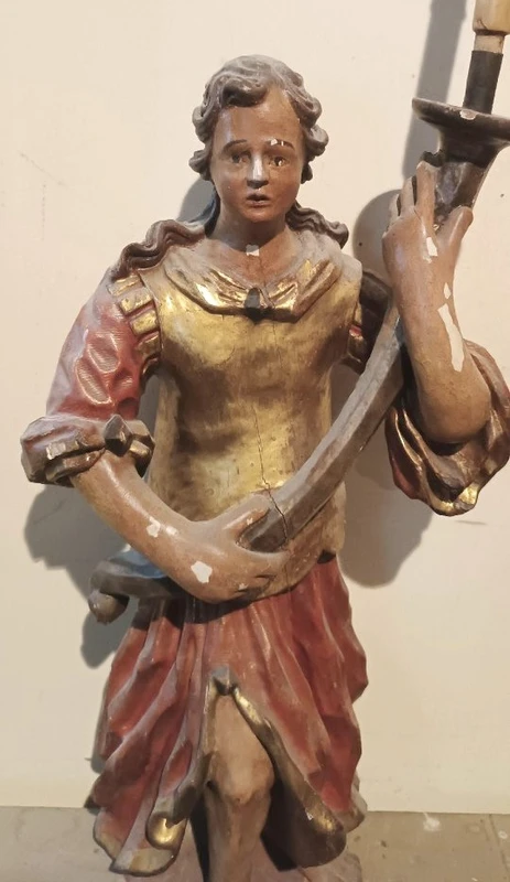 Paire ancienne d'anges porte-rideaux en bois polychrome du XVIIe SIÈCLE