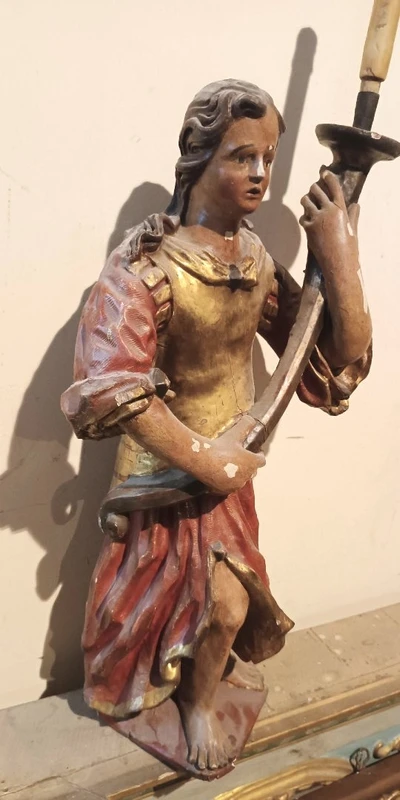 Paire ancienne d'anges porte-rideaux en bois polychrome du XVIIe SIÈCLE