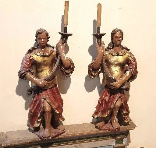 Paire ancienne d'anges porte-rideaux en bois polychrome du XVIIe SIÈCLE